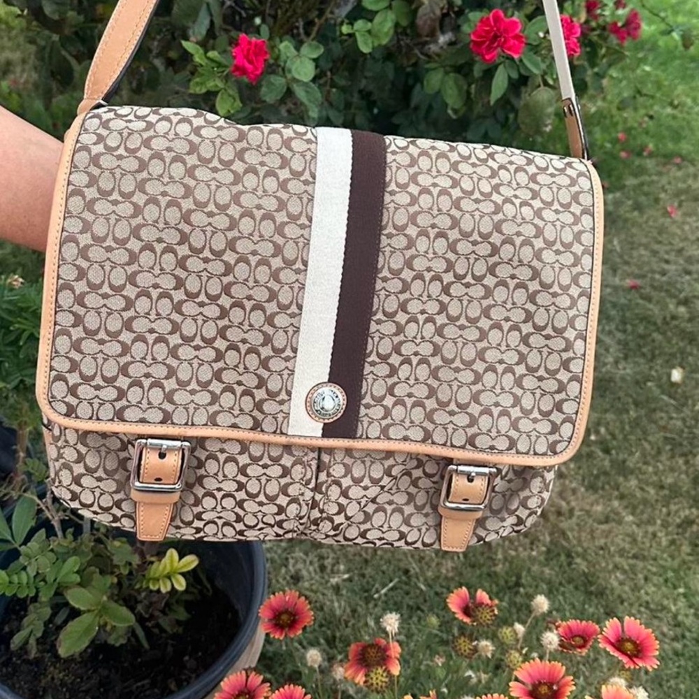 Coach Vintage Signature Voyager Messenger Bag.